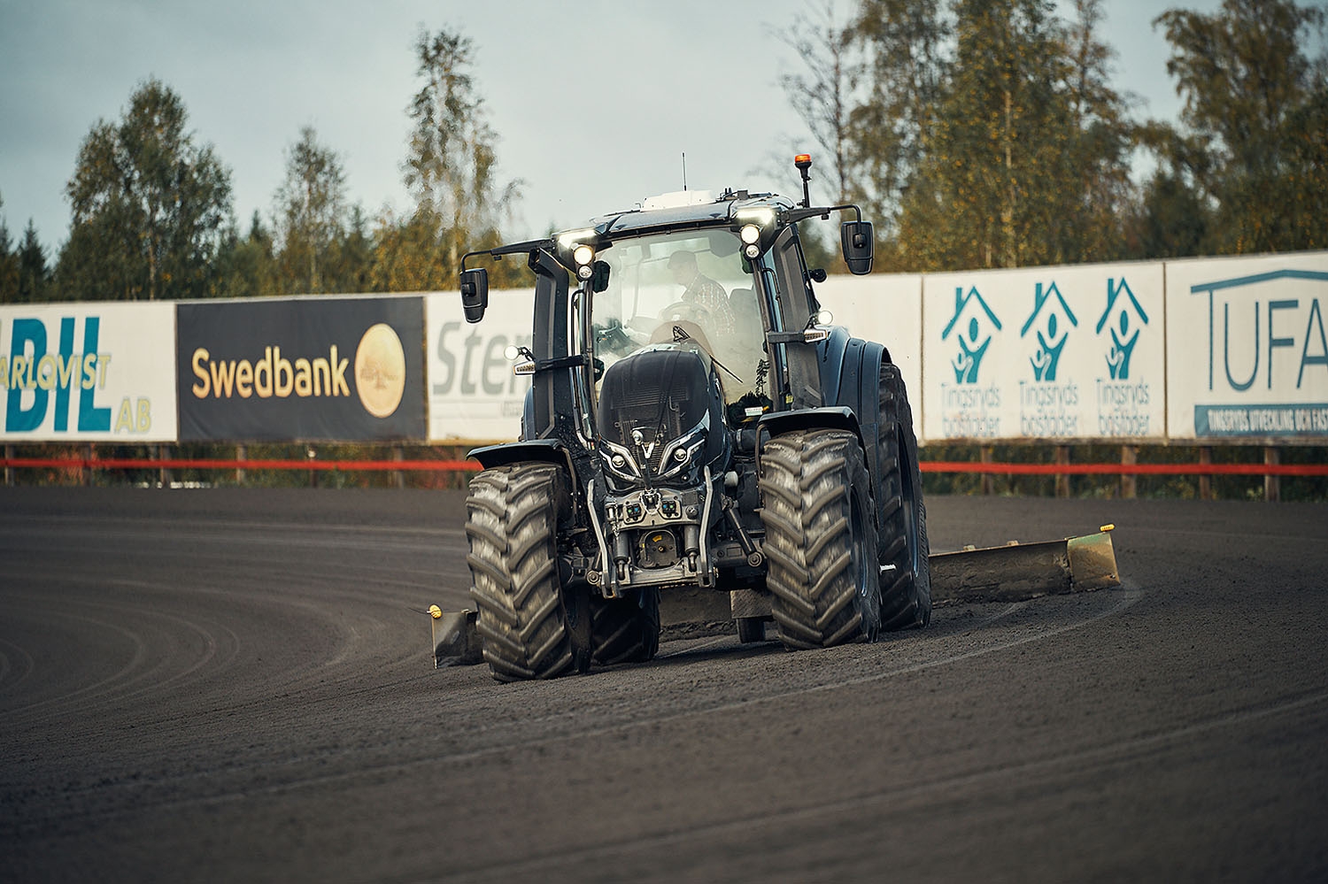 Travbanan i Tingsryd har investerat i Valtra Q, inte nog med att de spar tid utan banan blir betydligt jämnare vilket är till stor glädje för kuskar och hästar.