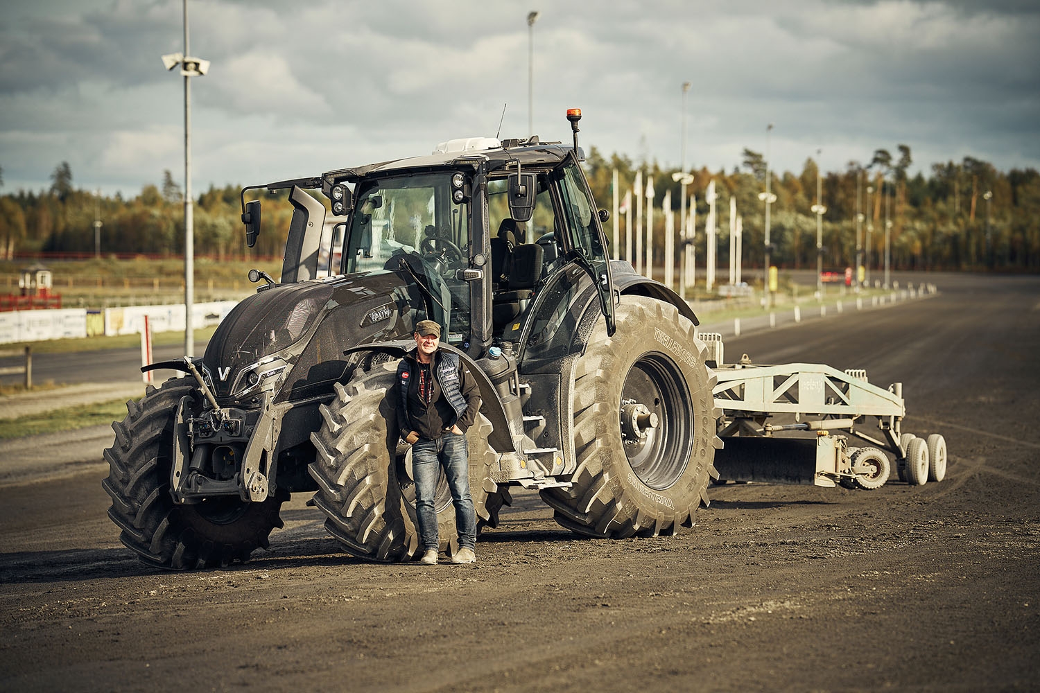 Banmästare Dennis Hildingsson och Valtra Q305.