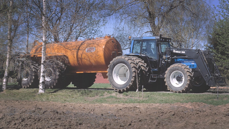 Valtra Valmet 8550 with Valmet 695 front loader